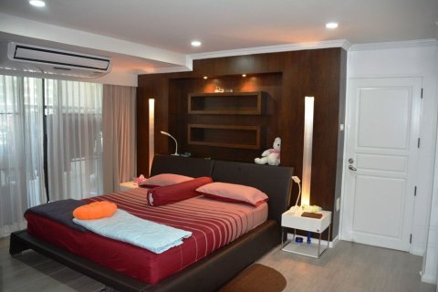Condo in Watthana, Bangkok, Thailand, 3 bedrooms  № 158700 - photo 12