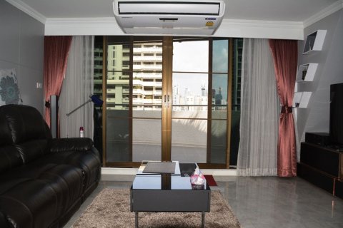 Condo in Watthana, Bangkok, Thailand, 3 bedrooms  № 158700 - photo 4