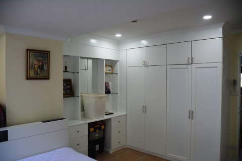 Condo in Watthana, Bangkok, Thailand, 3 bedrooms  № 158700 - photo 14