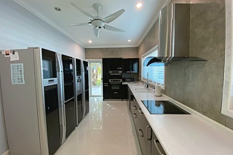 Villa in Hua Hin, Thailand 4 bedrooms № 205679 - photo 19