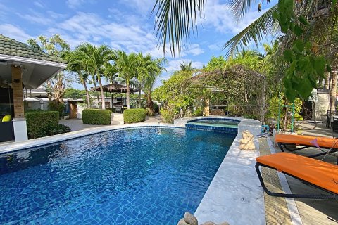 Villa in Hua Hin, Thailand 4 bedrooms № 205679 - photo 5