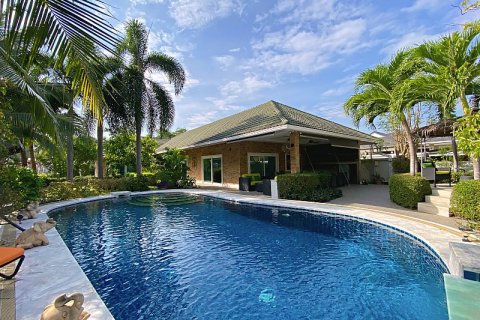 Villa in Hua Hin, Thailand 4 bedrooms № 205679 - photo 2