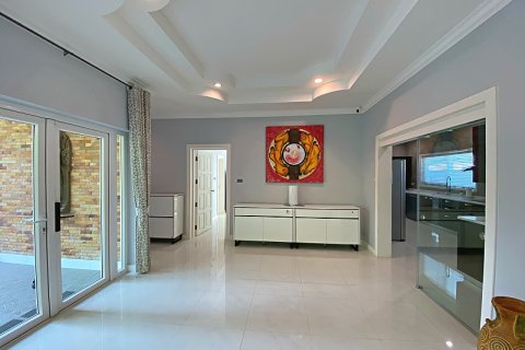 Villa in Hua Hin, Thailand 4 bedrooms № 205679 - photo 17