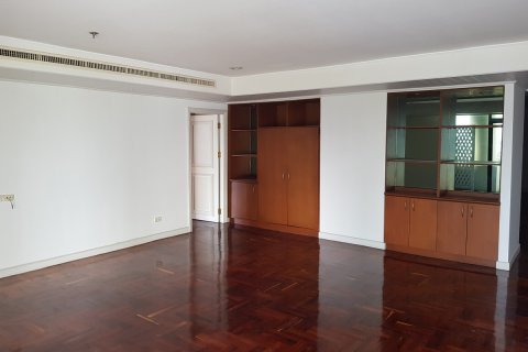 Condo in Watthana, Bangkok, Thailand, 3 bedrooms  № 200689 - photo 11