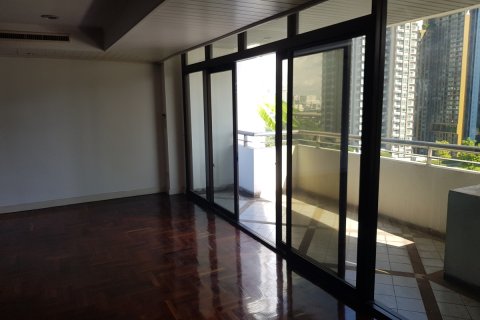 Condo in Watthana, Bangkok, Thailand, 3 bedrooms  № 200689 - photo 7