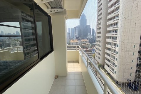 Condo in Khlong Toei, Bangkok, Thailand, 2 bedrooms  № 200692 - photo 22