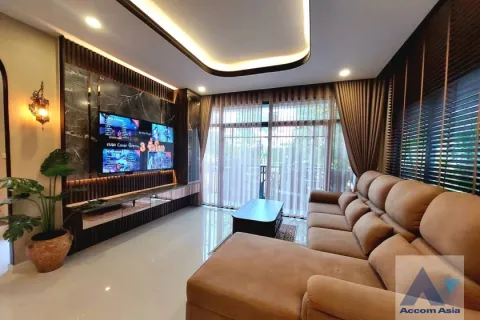Maison à Lat Krabang, Bangkok, Thaïlande 4 chambres № 215693