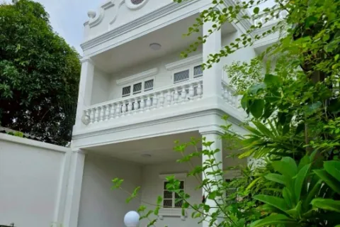 Reihenhaus in Phra Khanong, Bangkok, Thailand 5 Schlafzimmer № 215695 - Foto 17