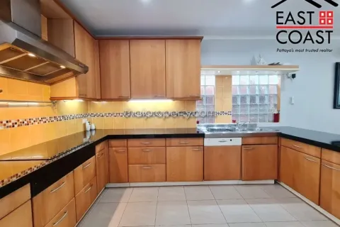 Casa de 5 dormitorios en Pattaya, Tailandia № 213750 - foto 11
