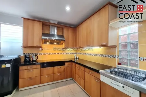 Casa de 5 dormitorios en Pattaya, Tailandia № 213750 - foto 10