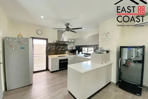 Casa de 5 dormitorios en Pattaya, Tailandia № 213751 - foto 7
