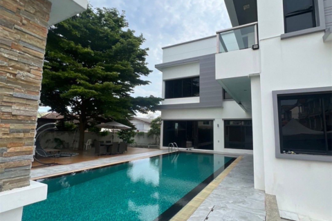 House in Bangkok, Thailand 5 bedrooms № 189371