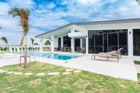 Villa in Pran Buri, Thailand 4 bedrooms № 176786 - photo 2