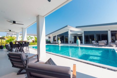 Villa in Pran Buri, Thailand 5 bedrooms № 176787 - photo 2