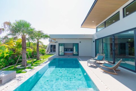 Villa in Pran Buri, Thailand 2 bedrooms № 176785 - photo 2