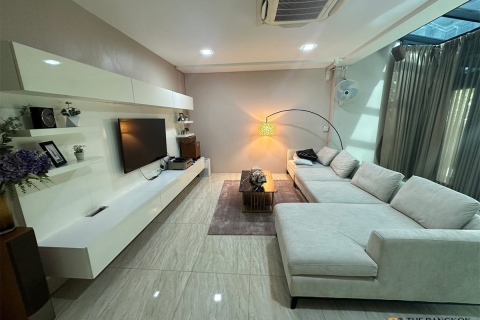 House in Bangkok, Thailand 4 bedrooms № 189118