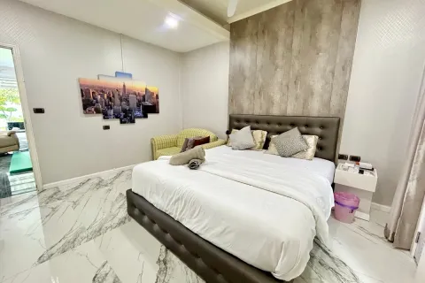 Casa de 4 dormitorios en Pattaya, Tailandia № 211516 - foto 14