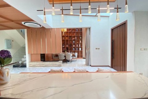 Chalet de 5 dormitorios en Pattaya, Tailandia № 170341 - foto 3