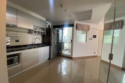 Кондоминиум с 2 спальнями в Хуай Кванге, Бангкок, Таиланд № 151479 - фото 2