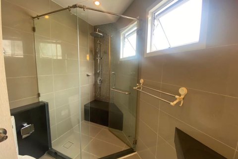 Кондоминиум с 2 спальнями в Хуай Кванге, Бангкок, Таиланд № 151479 - фото 11