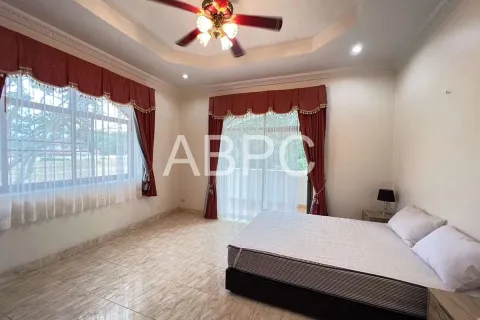 Casa de 5 dormitorios en Pattaya, Tailandia № 210882 - foto 9