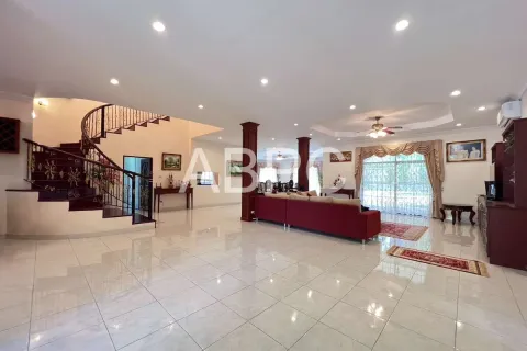 Casa de 5 dormitorios en Pattaya, Tailandia № 210882 - foto 3