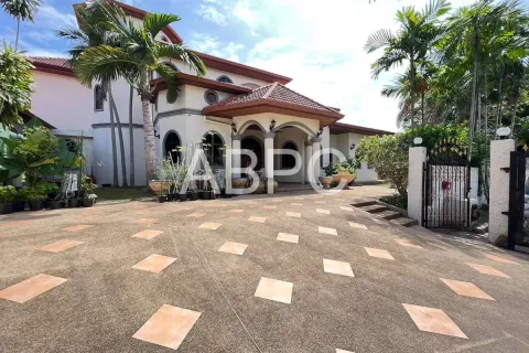 Casa de 5 dormitorios en Pattaya, Tailandia № 210882 - foto 13