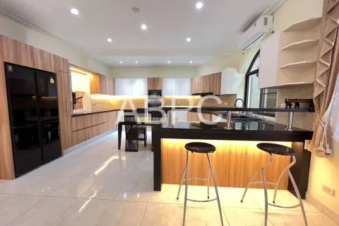 Casa de 5 dormitorios en Pattaya, Tailandia № 210882 - foto 17