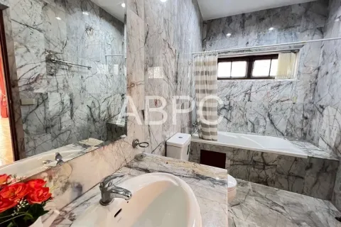 Casa de 5 dormitorios en Pattaya, Tailandia № 210882 - foto 11