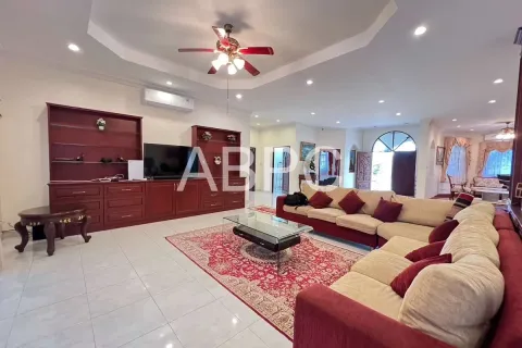 Casa de 5 dormitorios en Pattaya, Tailandia № 210882 - foto 2