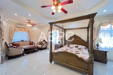 Casa de 5 dormitorios en Pattaya, Tailandia № 210882 - foto 8