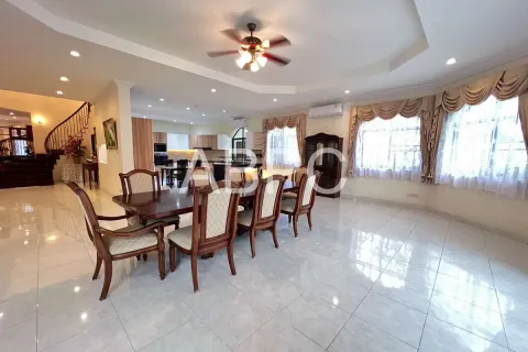 Casa de 5 dormitorios en Pattaya, Tailandia № 210882 - foto 18