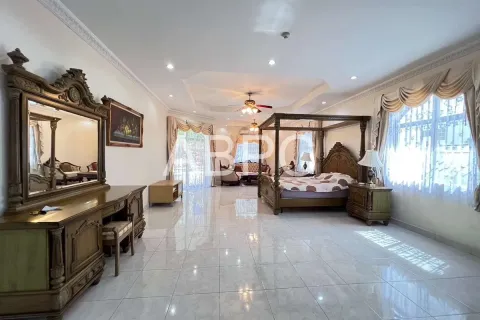 Casa de 5 dormitorios en Pattaya, Tailandia № 210882 - foto 10