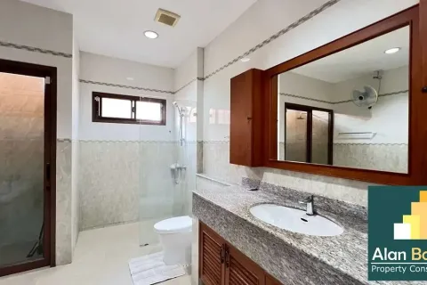 Casa de 3 dormitorios en Pattaya, Tailandia № 210883 - foto 11