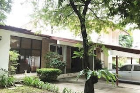 House in Bangkok, Thailand 6 bedrooms № 157559