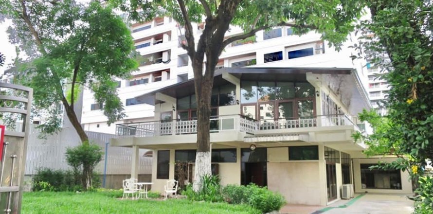 House in Bangkok, Thailand 4 bedrooms № 157554