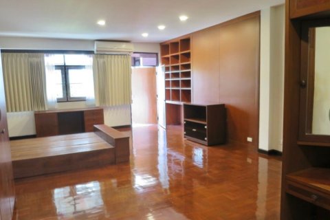 House in Bangkok, Thailand 4 bedrooms № 157554 - photo 4