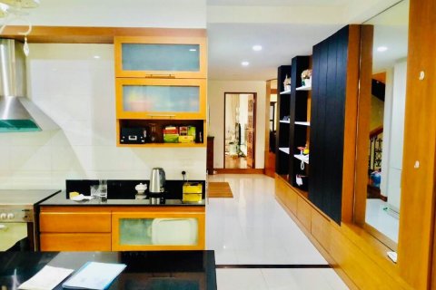 House in Bangkok, Thailand 5 bedrooms № 157558 - photo 6
