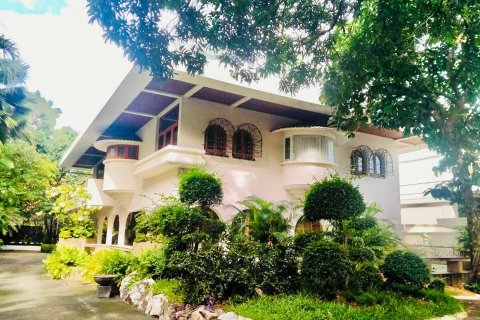 House in Bangkok, Thailand 5 bedrooms № 157558