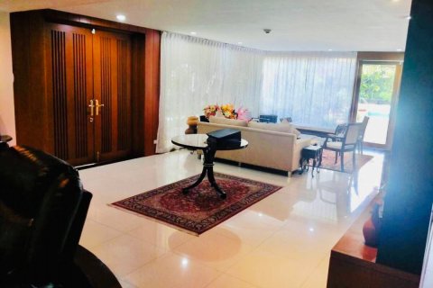 House in Bangkok, Thailand 5 bedrooms № 157558 - photo 10