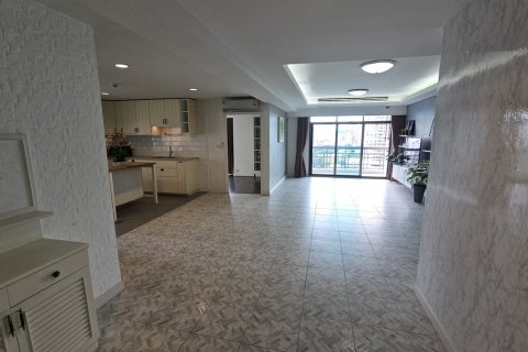 Condo in Watthana, Bangkok, Thailand, 3 bedrooms № 201248 - photo 11