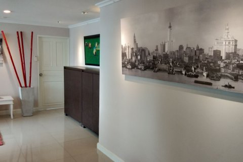 Condo in Bangkok, Thailand, 2 bedrooms  № 143324 - photo 2