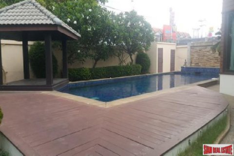 House in Pattaya, Thailand 4 bedrooms № 193531 - photo 1