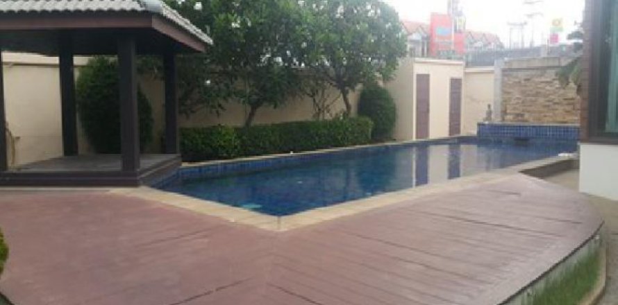 House in Pattaya, Thailand 4 bedrooms № 193531
