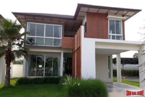 House on Jomtien Beach, Pattaya, Thailand 3 bedrooms № 193536 - photo 1