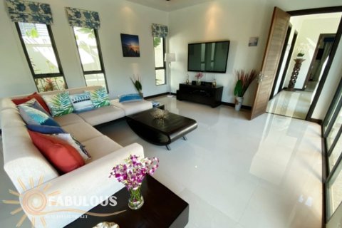Villa in Bang Tao, Thailand 3 bedrooms № 179358 - photo 2