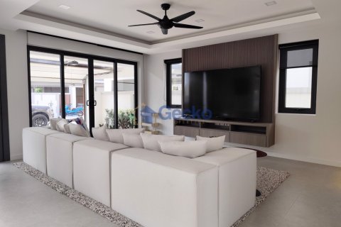 House in Pattaya, Thailand 3 bedrooms № 196391 - photo 3