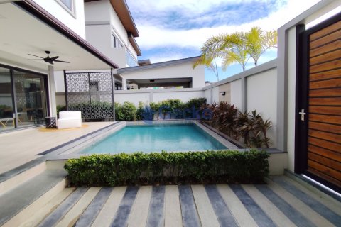 House in Pattaya, Thailand 3 bedrooms № 196391 - photo 2