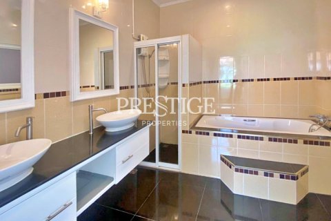 House in Pattaya, Thailand 3 bedrooms № 198137 - photo 11