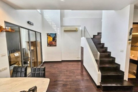 Дуплекс в Бангкоке, Таиланд с 2 спальнями  № 114160 - фото 1